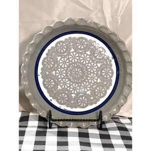 PIE DISH WITH SCALLOPED EDGES WHITE DOILY STYLE PATTERN 10 x 1.75‎ (2562)